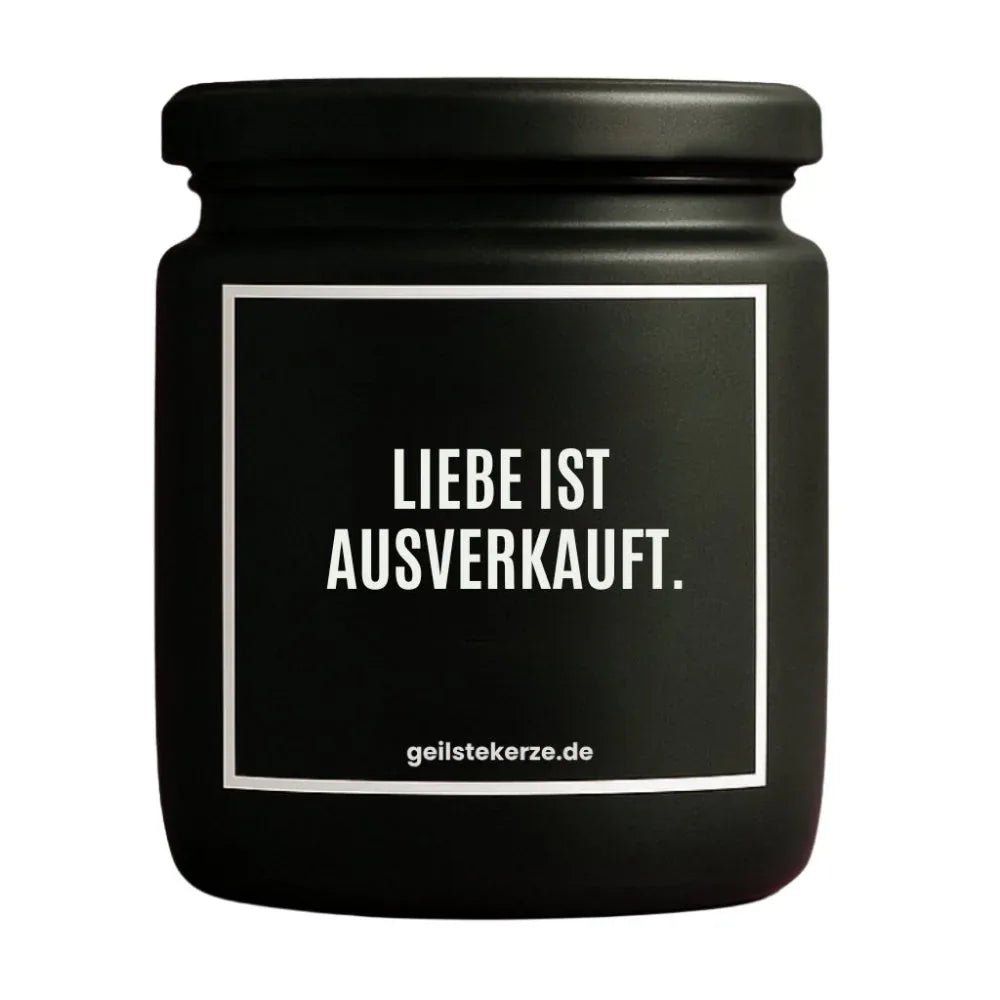 Duftkerze mit Spruch von geilstekerze ist der neue Geschenketrend. Diese witzige Kerze Vegane Bio-Kerze mit Spruch – LIEBE IST AUSVERKAUFT. brennt mega lange sagenhafte 80 Stunde, hochwertige ätherische Öle schaffen beste Duftverteilung. Mit 1400 lustigen Sprüchen perfekt zum Verschenken. Handgemacht in Deutschland von geilstekerze.de -Die beste Duftkerze die du kaufen kannst.