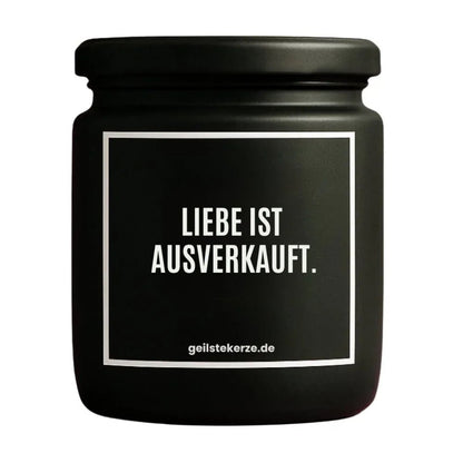 Duftkerze mit Spruch von geilstekerze ist der neue Geschenketrend. Diese witzige Kerze Vegane Bio-Kerze mit Spruch – LIEBE IST AUSVERKAUFT. brennt mega lange sagenhafte 80 Stunde, hochwertige ätherische Öle schaffen beste Duftverteilung. Mit 1400 lustigen Sprüchen perfekt zum Verschenken. Handgemacht in Deutschland von geilstekerze.de -Die beste Duftkerze die du kaufen kannst.