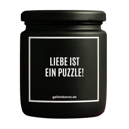 Duftkerze mit Spruch von geilstekerze ist der neue Geschenketrend. Diese witzige Kerze Vegane Bio-Kerze mit Spruch – LIEBE IST EIN PUZZLE! brennt mega lange sagenhafte 80 Stunde, hochwertige ätherische Öle schaffen beste Duftverteilung. Mit 1400 lustigen Sprüchen perfekt zum Verschenken. Handgemacht in Deutschland von geilstekerze.de -Die beste Duftkerze die du kaufen kannst.