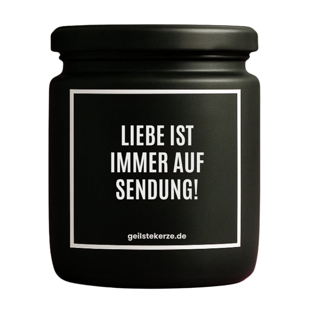 Duftkerze mit Spruch von geilstekerze ist der neue Geschenketrend. Diese witzige Kerze Vegane Bio-Kerze mit Spruch – LIEBE IST IMMER AUF SENDUNG! brennt mega lange sagenhafte 80 Stunde, hochwertige ätherische Öle schaffen beste Duftverteilung. Mit 1400 lustigen Sprüchen perfekt zum Verschenken. Handgemacht in Deutschland von geilstekerze.de -Die beste Duftkerze die du kaufen kannst.