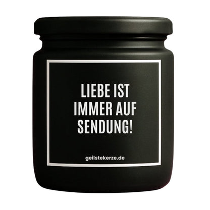Duftkerze mit Spruch von geilstekerze ist der neue Geschenketrend. Diese witzige Kerze Vegane Bio-Kerze mit Spruch – LIEBE IST IMMER AUF SENDUNG! brennt mega lange sagenhafte 80 Stunde, hochwertige ätherische Öle schaffen beste Duftverteilung. Mit 1400 lustigen Sprüchen perfekt zum Verschenken. Handgemacht in Deutschland von geilstekerze.de -Die beste Duftkerze die du kaufen kannst.