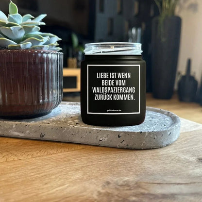 Duftkerze mit Spruch von geilstekerze ist der neue Geschenketrend. Diese witzige Kerze Vegane Bio-Kerze mit Spruch – LIEBE IST WENN BEIDE VOM WALDSPAZIERGANG ZURÜCK KOMMEN brennt mega lange sagenhafte 80 Stunde, hochwertige ätherische Öle schaffen beste Duftverteilung. Mit 1400 lustigen Sprüchen perfekt zum Verschenken. Handgemacht in Deutschland von geilstekerze.de -Die beste Duftkerze die du kaufen kannst.