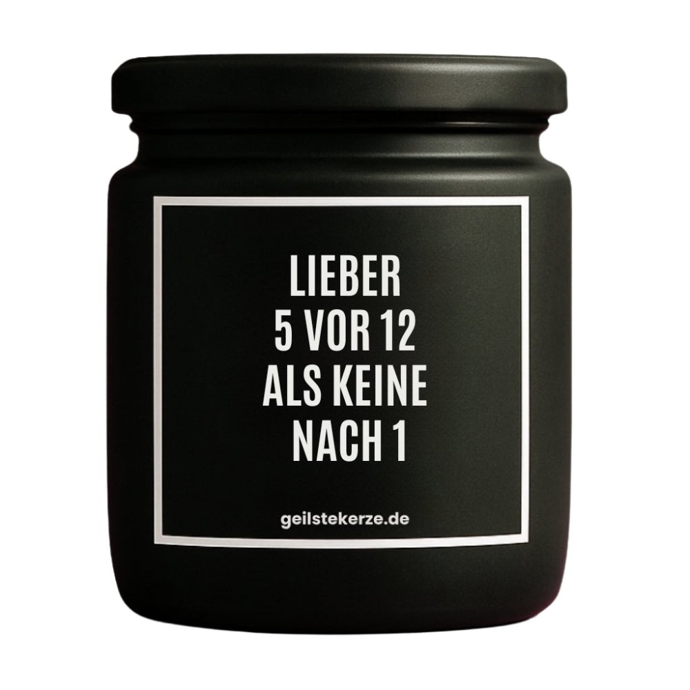 Duftkerze mit Spruch von geilstekerze ist der neue Geschenketrend. Diese witzige Kerze Vegane Bio-Kerze mit Spruch – LIEBER 5 VOR 12 ALS KEINE NACH 1 brennt mega lange sagenhafte 80 Stunde, hochwertige ätherische Öle schaffen beste Duftverteilung. Mit 1400 lustigen Sprüchen perfekt zum Verschenken. Handgemacht in Deutschland von geilstekerze.de -Die beste Duftkerze die du kaufen kannst.