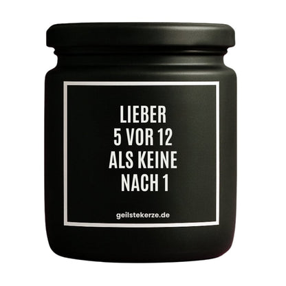 Duftkerze mit Spruch von geilstekerze ist der neue Geschenketrend. Diese witzige Kerze Vegane Bio-Kerze mit Spruch – LIEBER 5 VOR 12 ALS KEINE NACH 1 brennt mega lange sagenhafte 80 Stunde, hochwertige ätherische Öle schaffen beste Duftverteilung. Mit 1400 lustigen Sprüchen perfekt zum Verschenken. Handgemacht in Deutschland von geilstekerze.de -Die beste Duftkerze die du kaufen kannst.