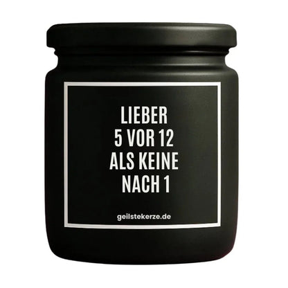 Duftkerze mit Spruch von geilstekerze ist der neue Geschenketrend. Diese witzige Kerze Vegane Bio-Kerze mit Spruch – LIEBER 5 VOR 12 ALS KEINE NACH 1 brennt mega lange sagenhafte 80 Stunde, hochwertige ätherische Öle schaffen beste Duftverteilung. Mit 1400 lustigen Sprüchen perfekt zum Verschenken. Handgemacht in Deutschland von geilstekerze.de -Die beste Duftkerze die du kaufen kannst.