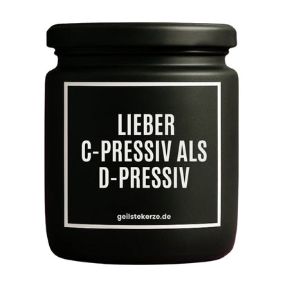 Duftkerze mit Spruch von geilstekerze ist der neue Geschenketrend. Diese witzige Kerze Vegane Bio-Kerze mit Spruch – LIEBER C-PRESSIV ALS D-PRESSIV brennt mega lange sagenhafte 80 Stunde, hochwertige ätherische Öle schaffen beste Duftverteilung. Mit 1400 lustigen Sprüchen perfekt zum Verschenken. Handgemacht in Deutschland von geilstekerze.de -Die beste Duftkerze die du kaufen kannst.