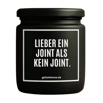 Duftkerze mit Spruch von geilstekerze ist der neue Geschenketrend. Diese witzige Kerze Vegane Bio-Kerze mit Spruch – LIEBER EIN JOINT, ALS KEIN JOINT. brennt mega lange sagenhafte 80 Stunde, hochwertige ätherische Öle schaffen beste Duftverteilung. Mit 1400 lustigen Sprüchen perfekt zum Verschenken. Handgemacht in Deutschland von geilstekerze.de -Die beste Duftkerze die du kaufen kannst.
