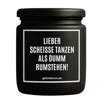 Duftkerze mit Spruch von geilstekerze ist der neue Geschenketrend. Diese witzige Kerze Vegane Bio-Kerze mit Spruch – LIEBER SCHEISSE TANZEN ALS DUMM RUMSTEHEN! brennt mega lange sagenhafte 80 Stunde, hochwertige ätherische Öle schaffen beste Duftverteilung. Mit 1400 lustigen Sprüchen perfekt zum Verschenken. Handgemacht in Deutschland von geilstekerze.de -Die beste Duftkerze die du kaufen kannst.