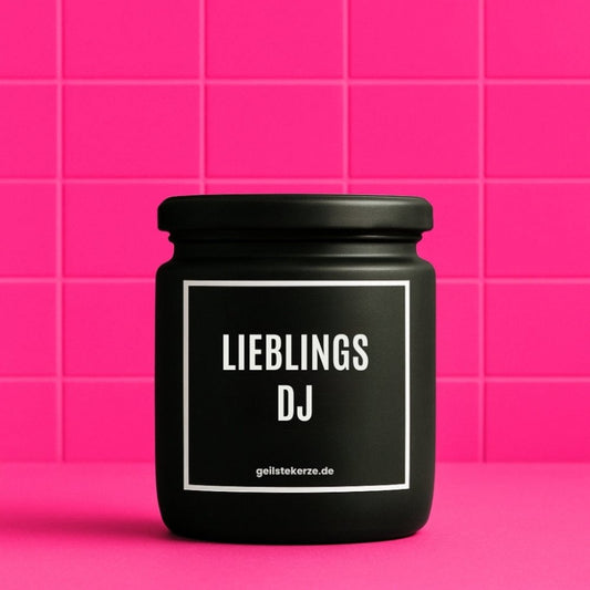 Duftkerze mit Spruch von geilstekerze ist der neue Geschenketrend. Diese witzige Kerze Vegane Bio-Kerze mit Spruch – LIEBLINGS DJ brennt mega lange sagenhafte 80 Stunde, hochwertige ätherische Öle schaffen beste Duftverteilung. Mit 1400 lustigen Sprüchen perfekt zum Verschenken. Handgemacht in Deutschland von geilstekerze.de -Die beste Duftkerze die du kaufen kannst.