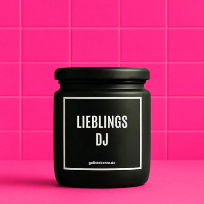 Duftkerze mit Spruch von geilstekerze ist der neue Geschenketrend. Diese witzige Kerze Vegane Bio-Kerze mit Spruch – LIEBLINGS DJ brennt mega lange sagenhafte 80 Stunde, hochwertige ätherische Öle schaffen beste Duftverteilung. Mit 1400 lustigen Sprüchen perfekt zum Verschenken. Handgemacht in Deutschland von geilstekerze.de -Die beste Duftkerze die du kaufen kannst.