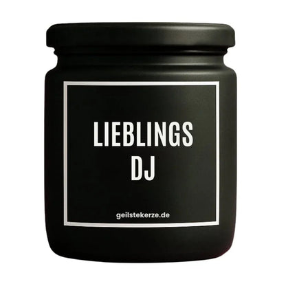 Duftkerze mit Spruch von geilstekerze ist der neue Geschenketrend. Diese witzige Kerze Vegane Bio-Kerze mit Spruch – LIEBLINGS DJ brennt mega lange sagenhafte 80 Stunde, hochwertige ätherische Öle schaffen beste Duftverteilung. Mit 1400 lustigen Sprüchen perfekt zum Verschenken. Handgemacht in Deutschland von geilstekerze.de -Die beste Duftkerze die du kaufen kannst.
