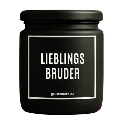 Duftkerze mit Spruch von geilstekerze ist der neue Geschenketrend. Diese witzige Kerze Vegane Bio-Kerze mit Spruch – LIEBLINGSBRUDER brennt mega lange sagenhafte 80 Stunde, hochwertige ätherische Öle schaffen beste Duftverteilung. Mit 1400 lustigen Sprüchen perfekt zum Verschenken. Handgemacht in Deutschland von geilstekerze.de -Die beste Duftkerze die du kaufen kannst.