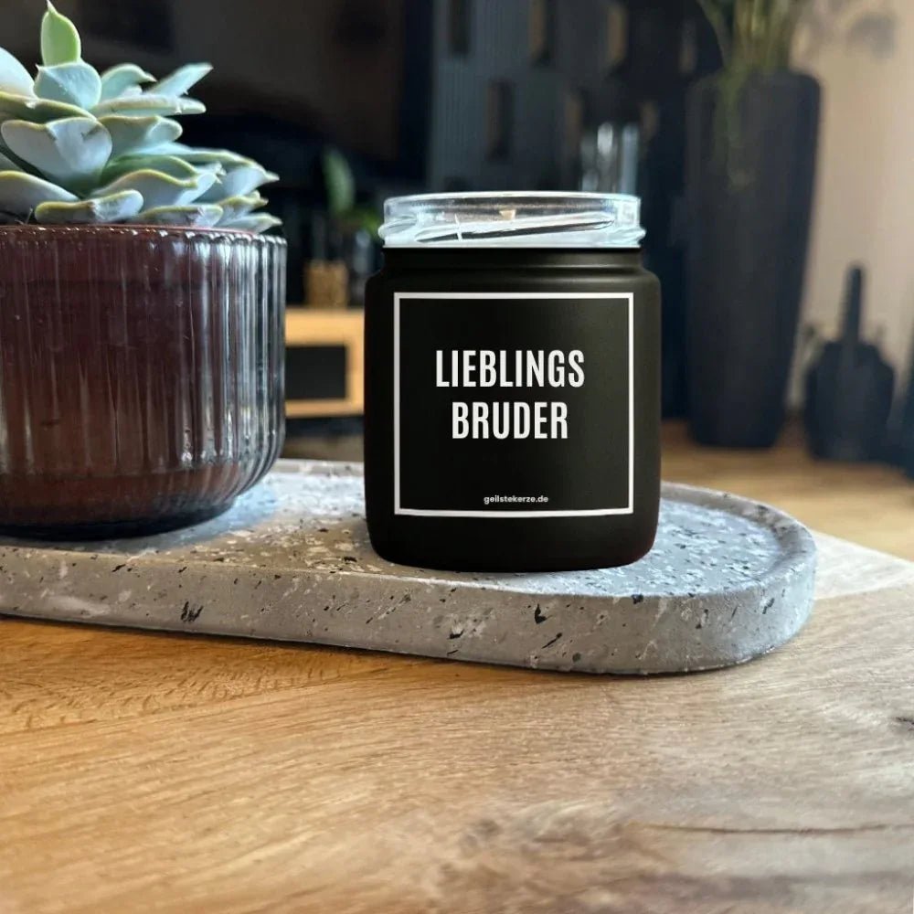 Duftkerze mit Spruch von geilstekerze ist der neue Geschenketrend. Diese witzige Kerze Vegane Bio-Kerze mit Spruch – LIEBLINGSBRUDER brennt mega lange sagenhafte 80 Stunde, hochwertige ätherische Öle schaffen beste Duftverteilung. Mit 1400 lustigen Sprüchen perfekt zum Verschenken. Handgemacht in Deutschland von geilstekerze.de -Die beste Duftkerze die du kaufen kannst.