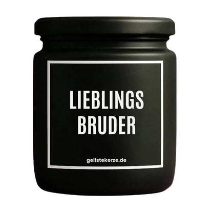 Duftkerze mit Spruch von geilstekerze ist der neue Geschenketrend. Diese witzige Kerze Vegane Bio-Kerze mit Spruch – LIEBLINGSBRUDER brennt mega lange sagenhafte 80 Stunde, hochwertige ätherische Öle schaffen beste Duftverteilung. Mit 1400 lustigen Sprüchen perfekt zum Verschenken. Handgemacht in Deutschland von geilstekerze.de -Die beste Duftkerze die du kaufen kannst.