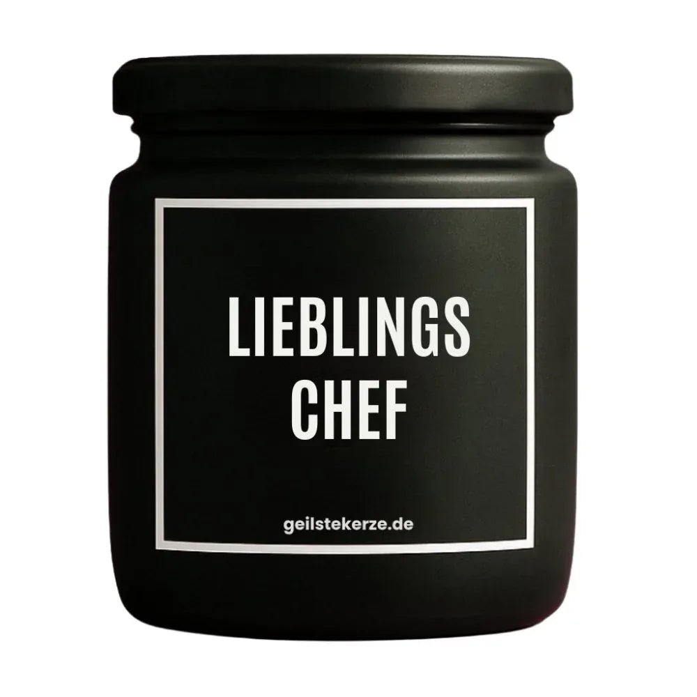 Duftkerze mit Spruch von geilstekerze ist der neue Geschenketrend. Diese witzige Kerze Vegane Bio-Kerze mit Spruch – LIEBLINGSCHEF brennt mega lange sagenhafte 80 Stunde, hochwertige ätherische Öle schaffen beste Duftverteilung. Mit 1400 lustigen Sprüchen perfekt zum Verschenken. Handgemacht in Deutschland von geilstekerze.de -Die beste Duftkerze die du kaufen kannst.