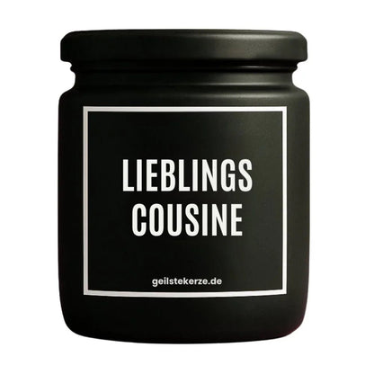 Duftkerze mit Spruch von geilstekerze ist der neue Geschenketrend. Diese witzige Kerze Vegane Bio-Kerze mit Spruch – LIEBLINGSCOUSINE brennt mega lange sagenhafte 80 Stunde, hochwertige ätherische Öle schaffen beste Duftverteilung. Mit 1400 lustigen Sprüchen perfekt zum Verschenken. Handgemacht in Deutschland von geilstekerze.de -Die beste Duftkerze die du kaufen kannst.