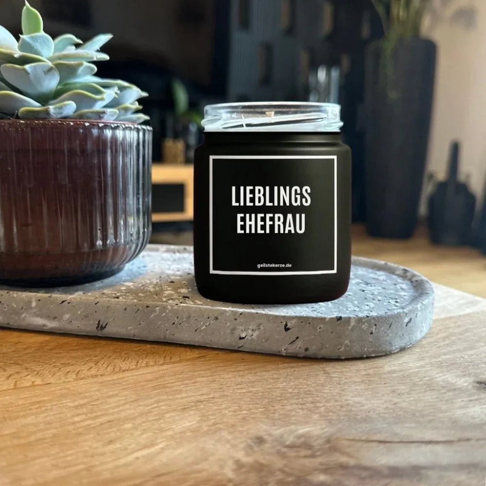 Duftkerze mit Spruch von geilstekerze ist der neue Geschenketrend. Diese witzige Kerze Vegane Bio-Kerze mit Spruch – LIEBLINGSEHEFRAU brennt mega lange sagenhafte 80 Stunde, hochwertige ätherische Öle schaffen beste Duftverteilung. Mit 1400 lustigen Sprüchen perfekt zum Verschenken. Handgemacht in Deutschland von geilstekerze.de -Die beste Duftkerze die du kaufen kannst.