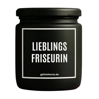 Duftkerze mit Spruch von geilstekerze ist der neue Geschenketrend. Diese witzige Kerze Vegane Bio-Kerze mit Spruch – LIEBLINGSFRISEURIN brennt mega lange sagenhafte 80 Stunde, hochwertige ätherische Öle schaffen beste Duftverteilung. Mit 1400 lustigen Sprüchen perfekt zum Verschenken. Handgemacht in Deutschland von geilstekerze.de -Die beste Duftkerze die du kaufen kannst.