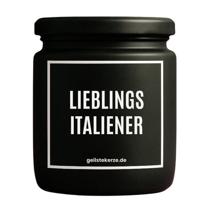 Duftkerze mit Spruch von geilstekerze ist der neue Geschenketrend. Diese witzige Kerze Vegane Bio-Kerze mit Spruch – LIEBLINGSITALIENER brennt mega lange sagenhafte 80 Stunde, hochwertige ätherische Öle schaffen beste Duftverteilung. Mit 1400 lustigen Sprüchen perfekt zum Verschenken. Handgemacht in Deutschland von geilstekerze.de -Die beste Duftkerze die du kaufen kannst.