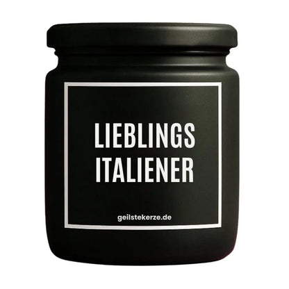 Duftkerze mit Spruch von geilstekerze ist der neue Geschenketrend. Diese witzige Kerze Vegane Bio-Kerze mit Spruch – LIEBLINGSITALIENER brennt mega lange sagenhafte 80 Stunde, hochwertige ätherische Öle schaffen beste Duftverteilung. Mit 1400 lustigen Sprüchen perfekt zum Verschenken. Handgemacht in Deutschland von geilstekerze.de -Die beste Duftkerze die du kaufen kannst.