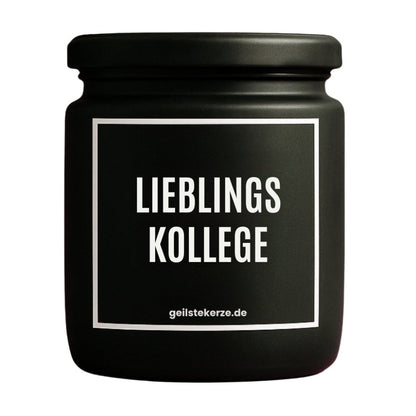 Duftkerze mit Spruch von geilstekerze ist der neue Geschenketrend. Diese witzige Kerze Vegane Bio-Kerze mit Spruch – LIEBLINGSKOLLEGE brennt mega lange sagenhafte 80 Stunde, hochwertige ätherische Öle schaffen beste Duftverteilung. Mit 1400 lustigen Sprüchen perfekt zum Verschenken. Handgemacht in Deutschland von geilstekerze.de -Die beste Duftkerze die du kaufen kannst.