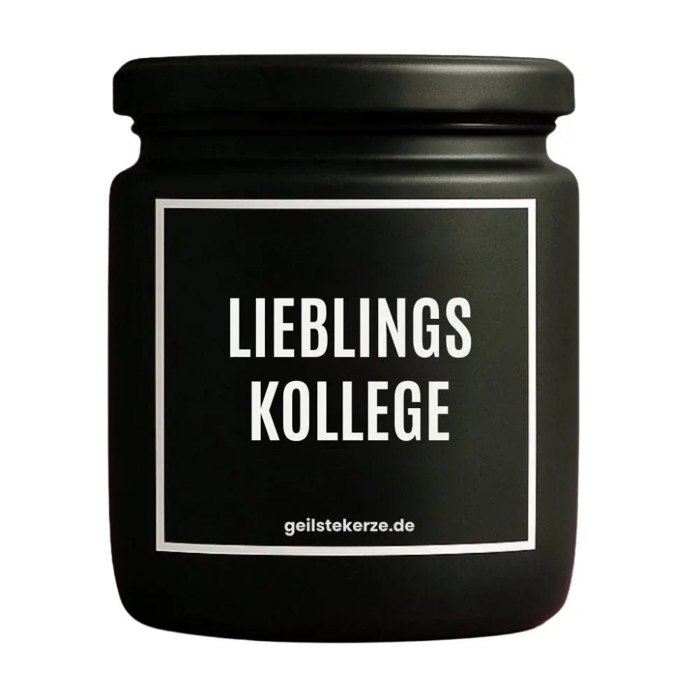 Duftkerze mit Spruch von geilstekerze ist der neue Geschenketrend. Diese witzige Kerze Vegane Bio-Kerze mit Spruch – LIEBLINGSKOLLEGE brennt mega lange sagenhafte 80 Stunde, hochwertige ätherische Öle schaffen beste Duftverteilung. Mit 1400 lustigen Sprüchen perfekt zum Verschenken. Handgemacht in Deutschland von geilstekerze.de -Die beste Duftkerze die du kaufen kannst.