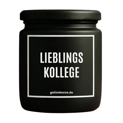 Duftkerze mit Spruch von geilstekerze ist der neue Geschenketrend. Diese witzige Kerze Vegane Bio-Kerze mit Spruch – LIEBLINGSKOLLEGE brennt mega lange sagenhafte 80 Stunde, hochwertige ätherische Öle schaffen beste Duftverteilung. Mit 1400 lustigen Sprüchen perfekt zum Verschenken. Handgemacht in Deutschland von geilstekerze.de -Die beste Duftkerze die du kaufen kannst.