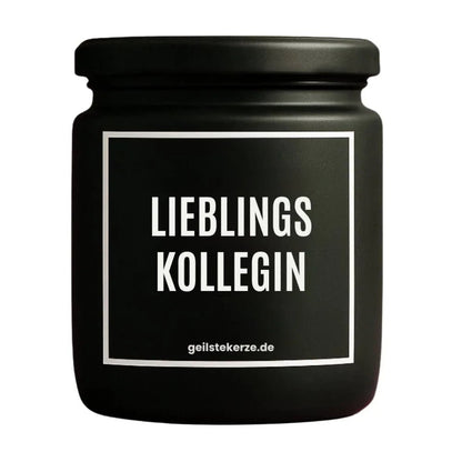 Duftkerze mit Spruch von geilstekerze ist der neue Geschenketrend. Diese witzige Kerze Vegane Bio-Kerze mit Spruch – LIEBLINGSKOLLEGIN brennt mega lange sagenhafte 80 Stunde, hochwertige ätherische Öle schaffen beste Duftverteilung. Mit 1400 lustigen Sprüchen perfekt zum Verschenken. Handgemacht in Deutschland von geilstekerze.de -Die beste Duftkerze die du kaufen kannst.