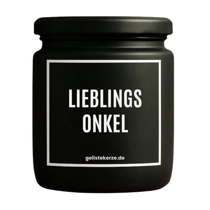 Duftkerze mit Spruch von geilstekerze ist der neue Geschenketrend. Diese witzige Kerze Vegane Bio-Kerze mit Spruch – LIEBLINGSONKEL brennt mega lange sagenhafte 80 Stunde, hochwertige ätherische Öle schaffen beste Duftverteilung. Mit 1400 lustigen Sprüchen perfekt zum Verschenken. Handgemacht in Deutschland von geilstekerze.de -Die beste Duftkerze die du kaufen kannst.