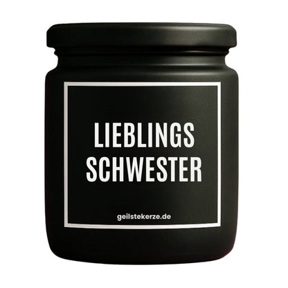 Duftkerze mit Spruch von geilstekerze ist der neue Geschenketrend. Diese witzige Kerze Vegane Bio-Kerze mit Spruch – LIEBLINGSSCHWESTER brennt mega lange sagenhafte 80 Stunde, hochwertige ätherische Öle schaffen beste Duftverteilung. Mit 1400 lustigen Sprüchen perfekt zum Verschenken. Handgemacht in Deutschland von geilstekerze.de -Die beste Duftkerze die du kaufen kannst.