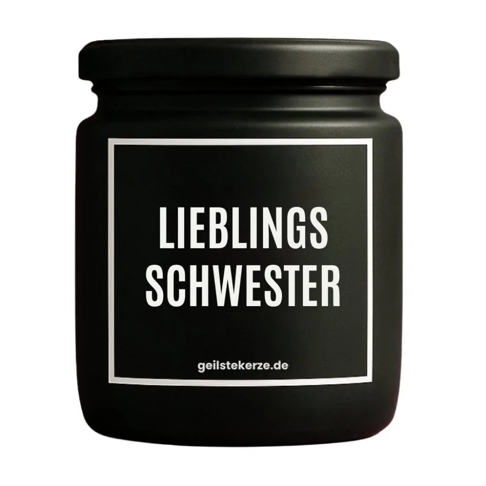 Duftkerze mit Spruch von geilstekerze ist der neue Geschenketrend. Diese witzige Kerze Vegane Bio-Kerze mit Spruch – LIEBLINGSSCHWESTER brennt mega lange sagenhafte 80 Stunde, hochwertige ätherische Öle schaffen beste Duftverteilung. Mit 1400 lustigen Sprüchen perfekt zum Verschenken. Handgemacht in Deutschland von geilstekerze.de -Die beste Duftkerze die du kaufen kannst.