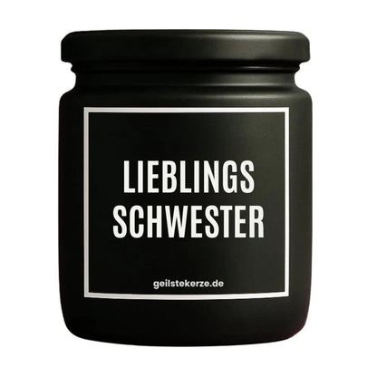Duftkerze mit Spruch von geilstekerze ist der neue Geschenketrend. Diese witzige Kerze Vegane Bio-Kerze mit Spruch – LIEBLINGSSCHWESTER brennt mega lange sagenhafte 80 Stunde, hochwertige ätherische Öle schaffen beste Duftverteilung. Mit 1400 lustigen Sprüchen perfekt zum Verschenken. Handgemacht in Deutschland von geilstekerze.de -Die beste Duftkerze die du kaufen kannst.