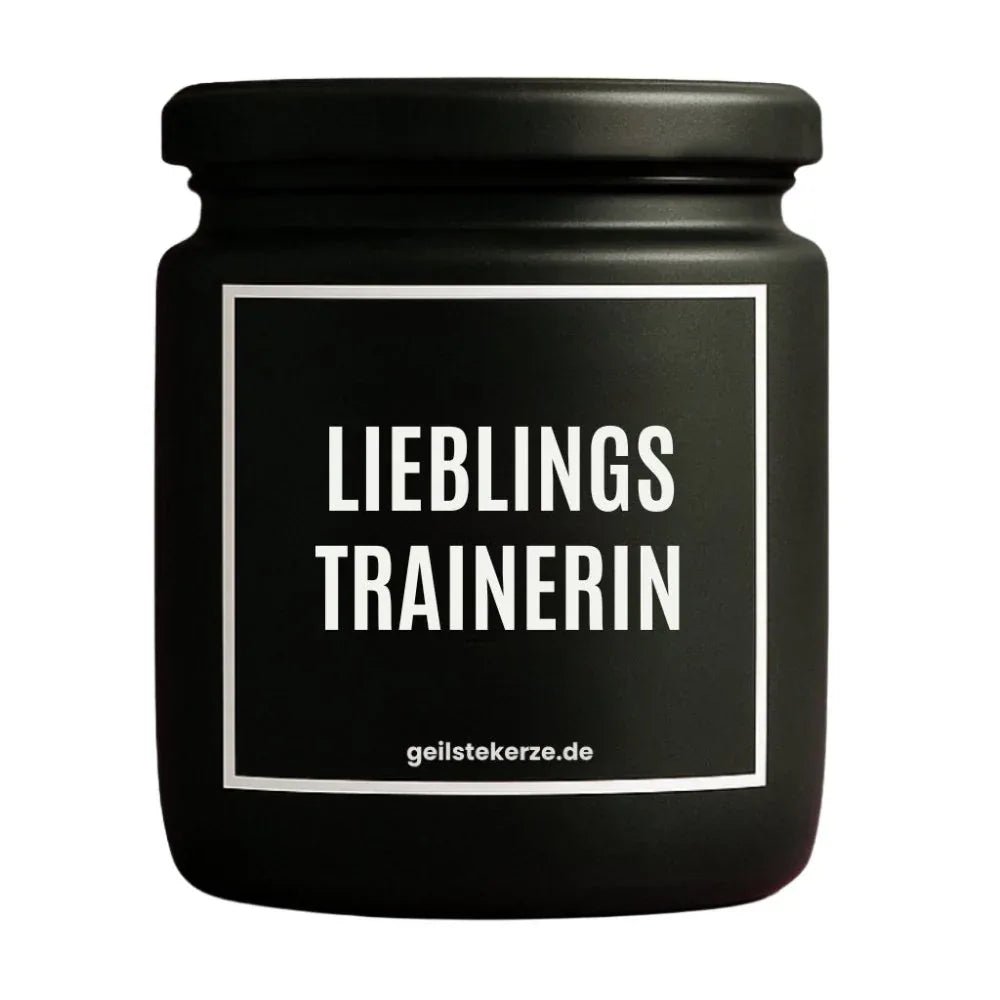 Duftkerze mit Spruch von geilstekerze ist der neue Geschenketrend. Diese witzige Kerze Vegane Bio-Kerze mit Spruch – LIEBLINGSTRAINERIN brennt mega lange sagenhafte 80 Stunde, hochwertige ätherische Öle schaffen beste Duftverteilung. Mit 1400 lustigen Sprüchen perfekt zum Verschenken. Handgemacht in Deutschland von geilstekerze.de -Die beste Duftkerze die du kaufen kannst.