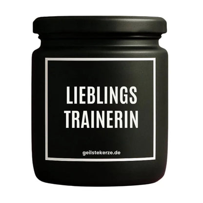 Duftkerze mit Spruch von geilstekerze ist der neue Geschenketrend. Diese witzige Kerze Vegane Bio-Kerze mit Spruch – LIEBLINGSTRAINERIN brennt mega lange sagenhafte 80 Stunde, hochwertige ätherische Öle schaffen beste Duftverteilung. Mit 1400 lustigen Sprüchen perfekt zum Verschenken. Handgemacht in Deutschland von geilstekerze.de -Die beste Duftkerze die du kaufen kannst.