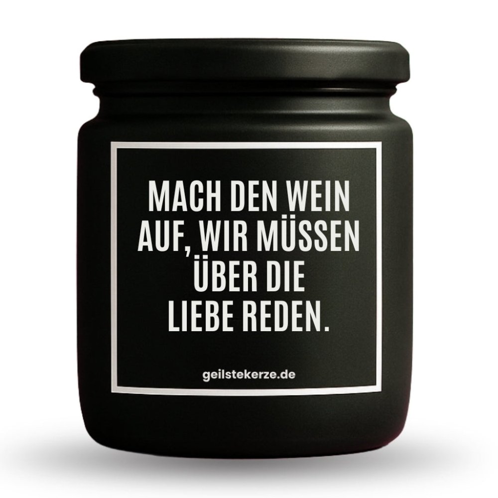 Duftkerze mit Spruch von geilstekerze ist der neue Geschenketrend. Diese witzige Kerze Vegane Bio-Kerze mit Spruch – MACH DEN WEIN AUF, WIR MÜSSEN ÜBER DIE LIEBE REDEN brennt mega lange sagenhafte 80 Stunde, hochwertige ätherische Öle schaffen beste Duftverteilung. Mit 1400 lustigen Sprüchen perfekt zum Verschenken. Handgemacht in Deutschland von geilstekerze.de -Die beste Duftkerze die du kaufen kannst.