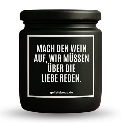 Duftkerze mit Spruch von geilstekerze ist der neue Geschenketrend. Diese witzige Kerze Vegane Bio-Kerze mit Spruch – MACH DEN WEIN AUF, WIR MÜSSEN ÜBER DIE LIEBE REDEN brennt mega lange sagenhafte 80 Stunde, hochwertige ätherische Öle schaffen beste Duftverteilung. Mit 1400 lustigen Sprüchen perfekt zum Verschenken. Handgemacht in Deutschland von geilstekerze.de -Die beste Duftkerze die du kaufen kannst.