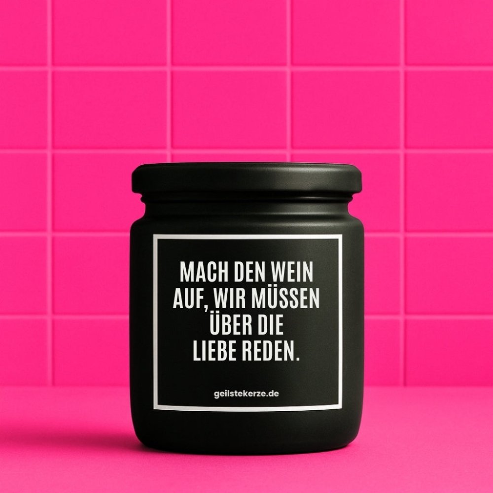 Duftkerze mit Spruch von geilstekerze ist der neue Geschenketrend. Diese witzige Kerze Vegane Bio-Kerze mit Spruch – MACH DEN WEIN AUF, WIR MÜSSEN ÜBER DIE LIEBE REDEN brennt mega lange sagenhafte 80 Stunde, hochwertige ätherische Öle schaffen beste Duftverteilung. Mit 1400 lustigen Sprüchen perfekt zum Verschenken. Handgemacht in Deutschland von geilstekerze.de -Die beste Duftkerze die du kaufen kannst.