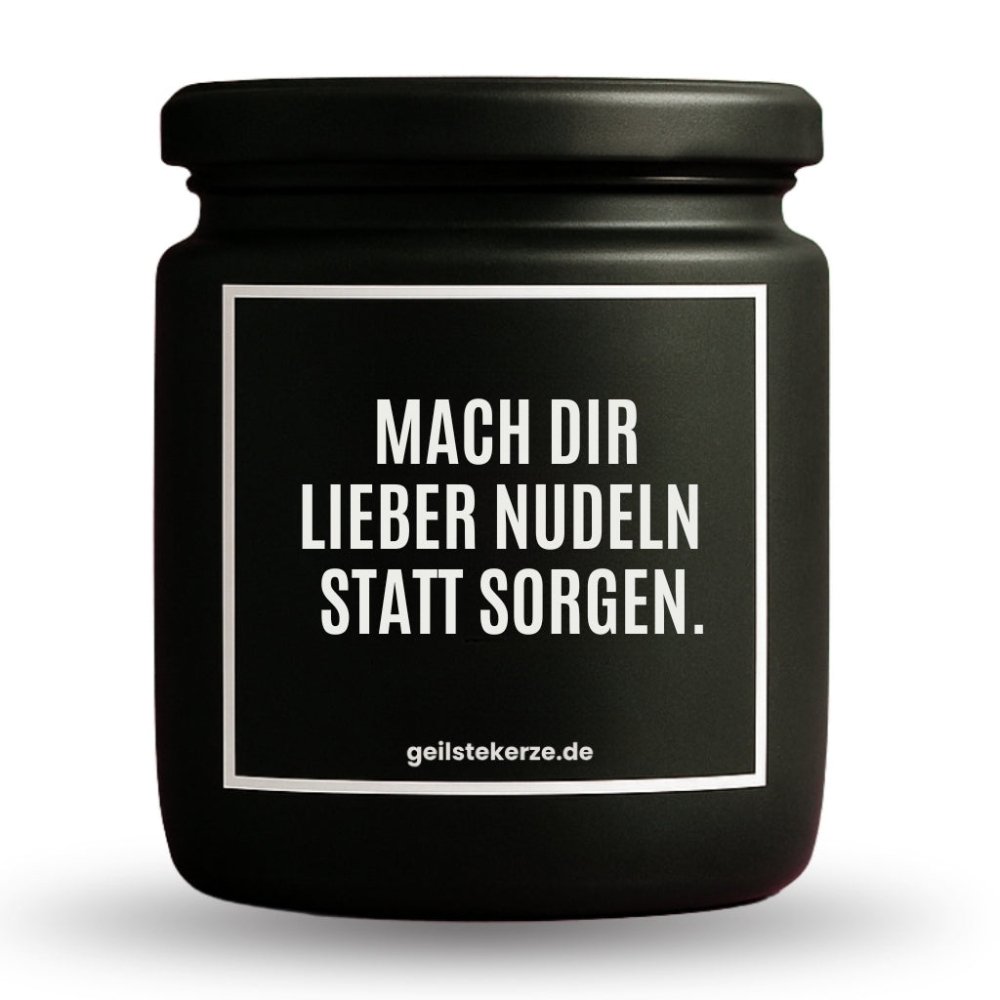 Duftkerze mit Spruch von geilstekerze ist der neue Geschenketrend. Diese witzige Kerze Vegane Bio-Kerze mit Spruch – MACH DIR LIEBER NUDELN STATT SORGEN brennt mega lange sagenhafte 80 Stunde, hochwertige ätherische Öle schaffen beste Duftverteilung. Mit 1400 lustigen Sprüchen perfekt zum Verschenken. Handgemacht in Deutschland von geilstekerze.de -Die beste Duftkerze die du kaufen kannst.
