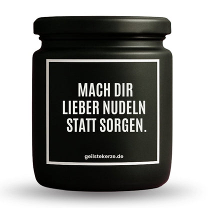 Duftkerze mit Spruch von geilstekerze ist der neue Geschenketrend. Diese witzige Kerze Vegane Bio-Kerze mit Spruch – MACH DIR LIEBER NUDELN STATT SORGEN brennt mega lange sagenhafte 80 Stunde, hochwertige ätherische Öle schaffen beste Duftverteilung. Mit 1400 lustigen Sprüchen perfekt zum Verschenken. Handgemacht in Deutschland von geilstekerze.de -Die beste Duftkerze die du kaufen kannst.