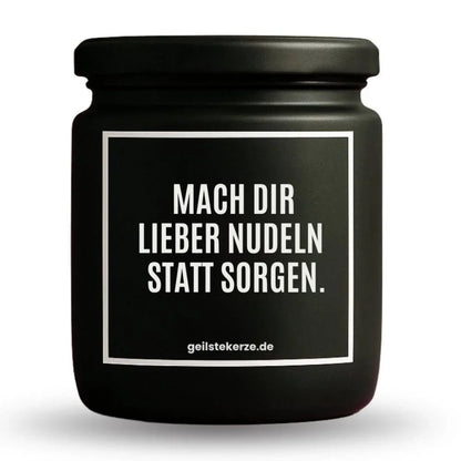 MACH DIR LIEBER NUDELN STATT SORGEN Duftkerze Detail – weißes Sojawachs, handgemacht