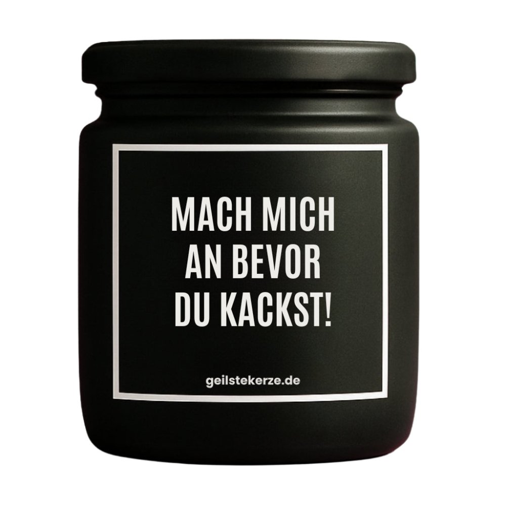 Duftkerze mit Spruch von geilstekerze ist der neue Geschenketrend. Diese witzige Kerze Vegane Bio-Kerze mit Spruch – MACH MICH AN BEVOR DU KACKST! brennt mega lange sagenhafte 80 Stunde, hochwertige ätherische Öle schaffen beste Duftverteilung. Mit 1400 lustigen Sprüchen perfekt zum Verschenken. Handgemacht in Deutschland von geilstekerze.de -Die beste Duftkerze die du kaufen kannst.