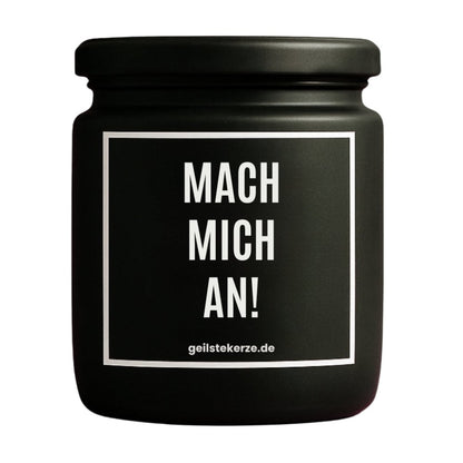 Duftkerze mit Spruch von geilstekerze ist der neue Geschenketrend. Diese witzige Kerze Vegane Bio-Kerze mit Spruch – MACH MICH AN! brennt mega lange sagenhafte 80 Stunde, hochwertige ätherische Öle schaffen beste Duftverteilung. Mit 1400 lustigen Sprüchen perfekt zum Verschenken. Handgemacht in Deutschland von geilstekerze.de -Die beste Duftkerze die du kaufen kannst.