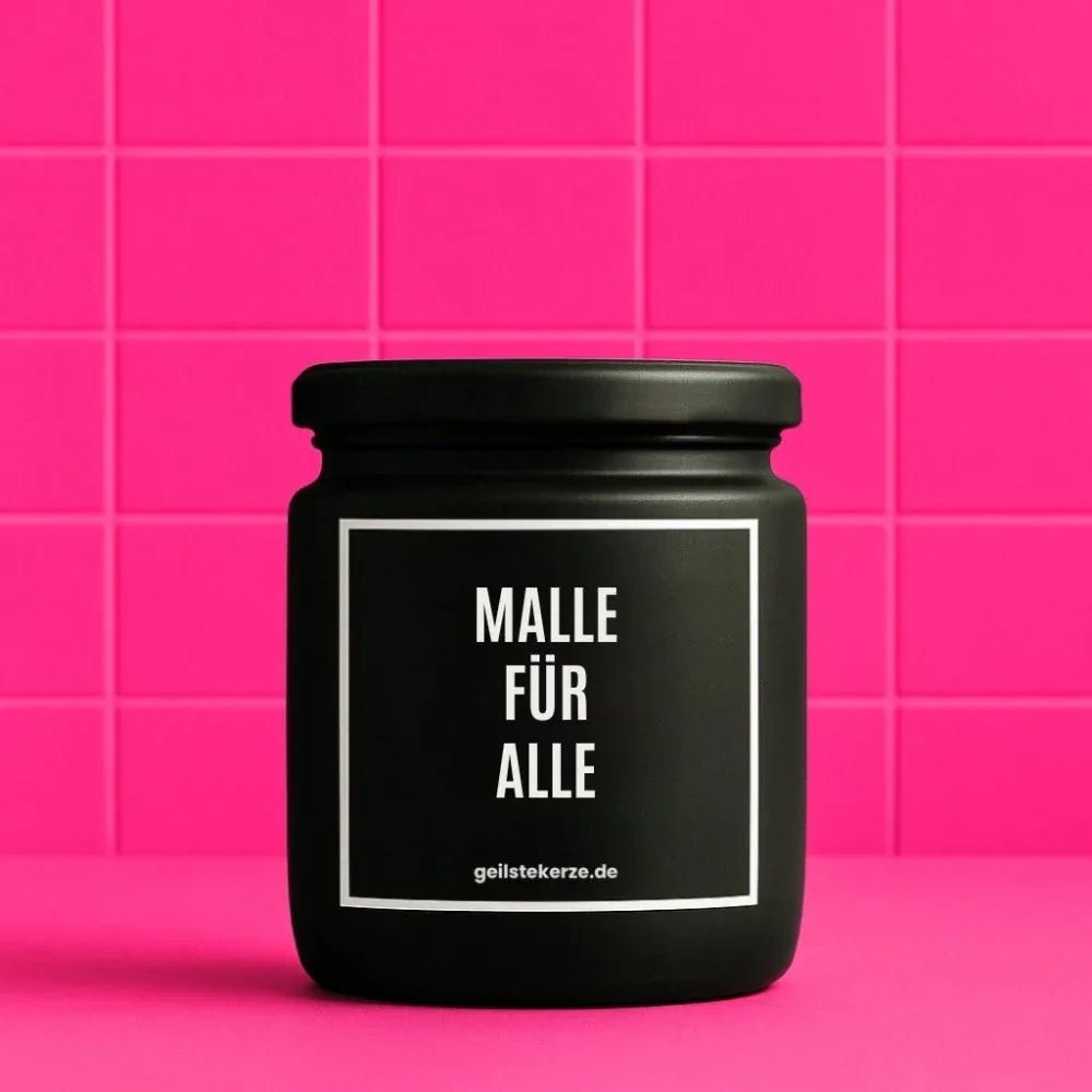 Duftkerze mit Spruch von geilstekerze ist der neue Geschenketrend. Diese witzige Kerze Vegane Bio-Kerze mit Spruch – MALLE FÜR ALLE brennt mega lange sagenhafte 80 Stunde, hochwertige ätherische Öle schaffen beste Duftverteilung. Mit 1400 lustigen Sprüchen perfekt zum Verschenken. Handgemacht in Deutschland von geilstekerze.de -Die beste Duftkerze die du kaufen kannst.