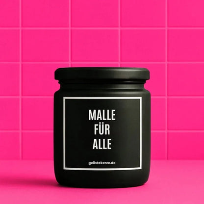 Duftkerze mit Spruch von geilstekerze ist der neue Geschenketrend. Diese witzige Kerze Vegane Bio-Kerze mit Spruch – MALLE FÜR ALLE brennt mega lange sagenhafte 80 Stunde, hochwertige ätherische Öle schaffen beste Duftverteilung. Mit 1400 lustigen Sprüchen perfekt zum Verschenken. Handgemacht in Deutschland von geilstekerze.de -Die beste Duftkerze die du kaufen kannst.