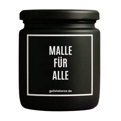 Duftkerze mit Spruch von geilstekerze ist der neue Geschenketrend. Diese witzige Kerze Vegane Bio-Kerze mit Spruch – MALLE FÜR ALLE brennt mega lange sagenhafte 80 Stunde, hochwertige ätherische Öle schaffen beste Duftverteilung. Mit 1400 lustigen Sprüchen perfekt zum Verschenken. Handgemacht in Deutschland von geilstekerze.de -Die beste Duftkerze die du kaufen kannst.
