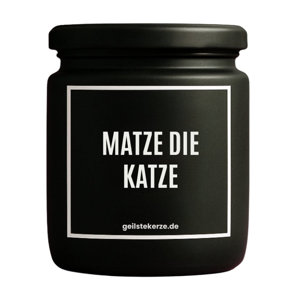 Duftkerze mit Spruch von geilstekerze ist der neue Geschenketrend. Diese witzige Kerze Vegane Bio-Kerze mit Spruch – MATZE DIE KATZE brennt mega lange sagenhafte 80 Stunde, hochwertige ätherische Öle schaffen beste Duftverteilung. Mit 1400 lustigen Sprüchen perfekt zum Verschenken. Handgemacht in Deutschland von geilstekerze.de -Die beste Duftkerze die du kaufen kannst.