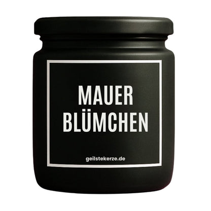 Duftkerze mit Spruch von geilstekerze ist der neue Geschenketrend. Diese witzige Kerze Vegane Bio-Kerze mit Spruch – MAUERBLÜMCHEN brennt mega lange sagenhafte 80 Stunde, hochwertige ätherische Öle schaffen beste Duftverteilung. Mit 1400 lustigen Sprüchen perfekt zum Verschenken. Handgemacht in Deutschland von geilstekerze.de -Die beste Duftkerze die du kaufen kannst.