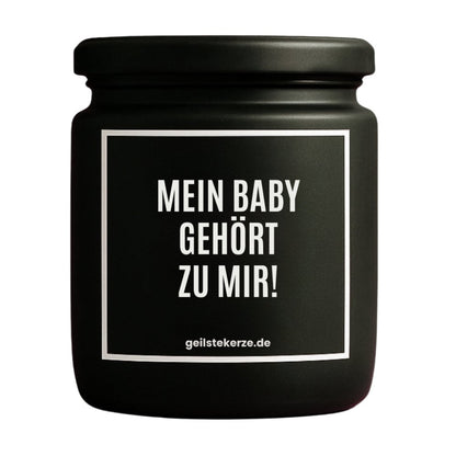 Duftkerze mit Spruch von geilstekerze ist der neue Geschenketrend. Diese witzige Kerze Vegane Bio-Kerze mit Spruch – MEIN BABY GEHÖRT ZU MIR! brennt mega lange sagenhafte 80 Stunde, hochwertige ätherische Öle schaffen beste Duftverteilung. Mit 1400 lustigen Sprüchen perfekt zum Verschenken. Handgemacht in Deutschland von geilstekerze.de -Die beste Duftkerze die du kaufen kannst.