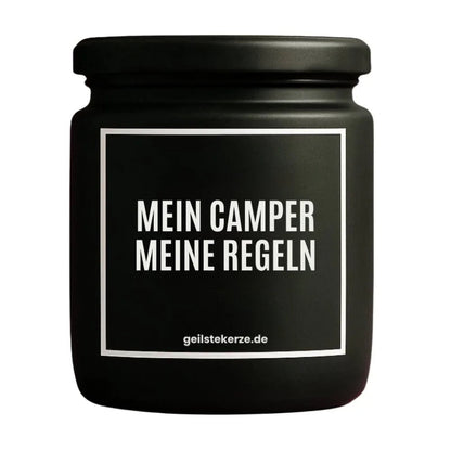 Duftkerze mit Spruch von geilstekerze ist der neue Geschenketrend. Diese witzige Kerze Vegane Bio-Kerze mit Spruch – MEIN CAMPER. MEINE REGELN brennt mega lange sagenhafte 80 Stunde, hochwertige ätherische Öle schaffen beste Duftverteilung. Mit 1400 lustigen Sprüchen perfekt zum Verschenken. Handgemacht in Deutschland von geilstekerze.de -Die beste Duftkerze die du kaufen kannst.