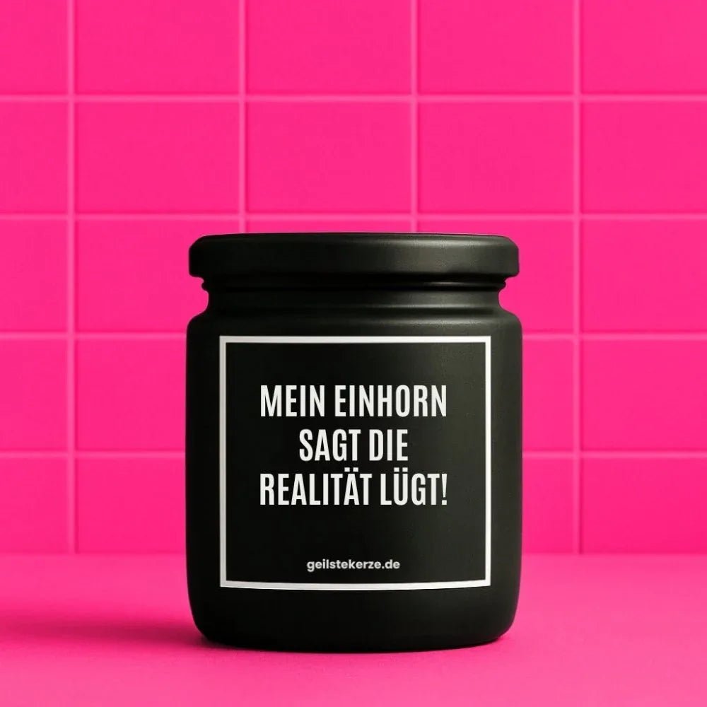 Duftkerze mit Spruch von geilstekerze ist der neue Geschenketrend. Diese witzige Kerze Vegane Bio-Kerze mit Spruch – MEIN EINHORN SAGT DIE REALITÄT LÜGT! brennt mega lange sagenhafte 80 Stunde, hochwertige ätherische Öle schaffen beste Duftverteilung. Mit 1400 lustigen Sprüchen perfekt zum Verschenken. Handgemacht in Deutschland von geilstekerze.de -Die beste Duftkerze die du kaufen kannst.
